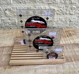 Linialen organiser - massief eiken - Nieuw met 12 groeven de lengte is 18 cm en breed 13 cm Ideaal uw liialen in een houder bij de hand. De levering is ex de linialen