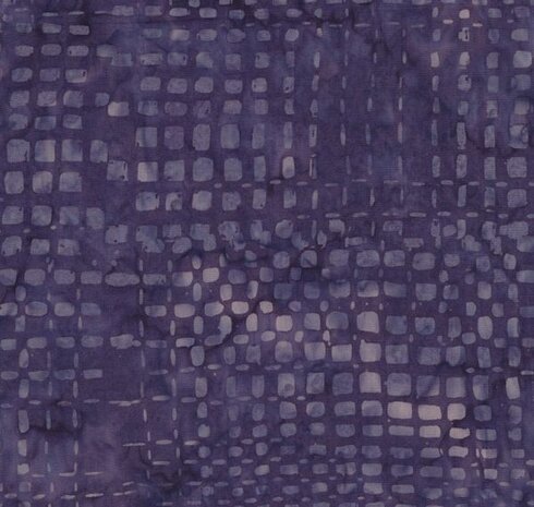 Batik - Tonga Purple - B4548. Een klein vierkant motiefje  Een mooie batik van Timeless Treasures in Paars 100% katoen en 110 cm breed.