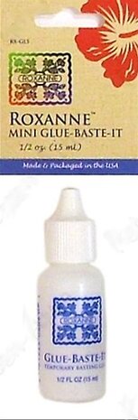 Roxanne - GLUE-BASTE-IT -1/2 oz - 15ml - ROX-15ml-GLUE. Dit is een nieuw formaat deze lijm is zeer populair droogt door de lucht en deze &nbsp;refill is voor de 59 ml fles.. Dezze lijm lijmt stoffen op elkaar voor een bepaalde periode en tast het materiaal niet aan Neutrale PH waarde. 