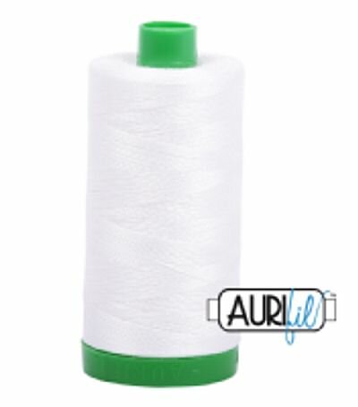 Aurifil is mooi glad garen van 100% katoen gemerceriseerd. Deze&nbsp; spoel met de groene kern is geschikt om een quilt te patchen / in elkaar te naaien met de hand of machinaal dikte 40&aring;