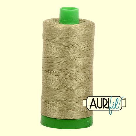 Aurifil is mooi glad garen van 100% katoen gemerceriseerd. Deze  spoel met de groene kern is geschikt om een quilt te patchen / in elkaar te naaien met de hand of machinaal. Deze dikte 40 heeft 1000 meter no.2900 