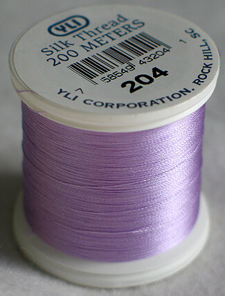 &nbsp; YLI SILK Thread &nbsp;200 meter- 202-10-204-SILK geschikt voor hand appliqu&eacute;. The 100wt thread is dun garen welke verdwijnt in de stof. 200 meter op de spoel en 100% pure filament silk. The very highest quality silk thread in the world. Tex 12. Geschikt voor hand appliqu&eacute;, machine appliqu&eacute; en machine quilting. 