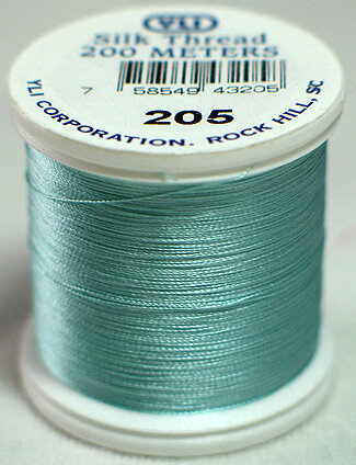 &nbsp; YLI SILK Thread &nbsp;200 meter- 202-10-204-SILK geschikt voor hand appliqu&eacute;. The 100wt thread is dun garen welke verdwijnt in de stof. 200 meter op de spoel en 100% pure filament silk. 