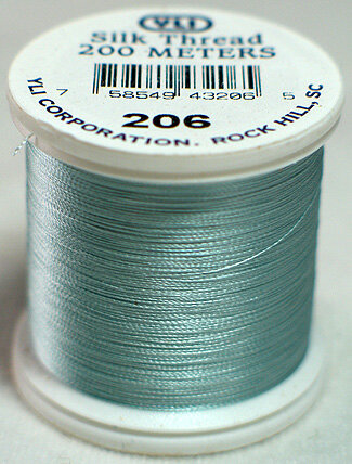 &nbsp;YLI SILK Thread &nbsp;200 meter- 202-10-204-SILK geschikt voor hand appliqu&eacute;. The 100wt thread is dun garen welke verdwijnt in de stof. 200 meter op de spoel 