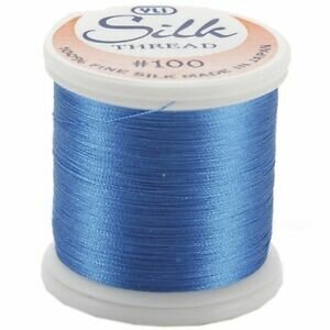 &nbsp;YLI SILK Thread &nbsp;200 meter- 202-10-207-SILK geschikt voor hand appliqu&eacute;. The 100wt thread is dun garen welke verdwijnt in de stof. 200 meter op de spoel en 100% pure filament silk