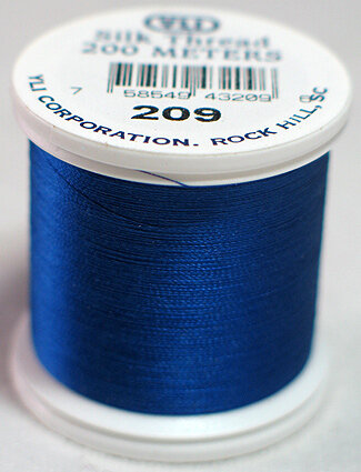 &nbsp;YLI SILK Thread &nbsp;200 meter- 202-10-209-SILK geschikt voor hand appliqu&eacute;. The 100wt thread is dun garen welke verdwijnt in de stof. 200 meter op de spoel en 100% pure filament silk. 