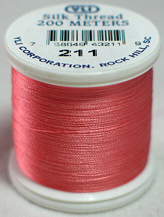 YLI SILK Thread &nbsp;200 meter- 202-10-211-SILK geschikt voor hand appliqu&eacute;. The 100wt thread is dun garen welke verdwijnt in de stof. 200 meter op de spoel 
