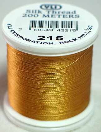 YLI SILK Thread &nbsp;200 meter- 202-10-215-SILK geschikt voor hand appliqu&eacute;. The 100wt thread is dun garen welke verdwijnt in de stof. 200 meter op de spoel