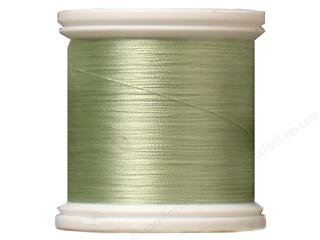 YLI SILK Thread &nbsp;200 meter- 202-10-218-SILK geschikt voor hand appliqu&eacute;. The 100wt thread is dun garen welke verdwijnt in de stof. 200 meter op de spoel 