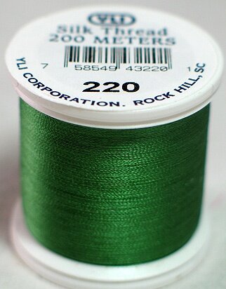 YLI SILK Thread &nbsp;200 meter- 202-10-220-SILK geschikt voor hand appliqu&eacute;. The 100wt thread is dun garen welke verdwijnt in de stof. 200 meter op de spoel 
