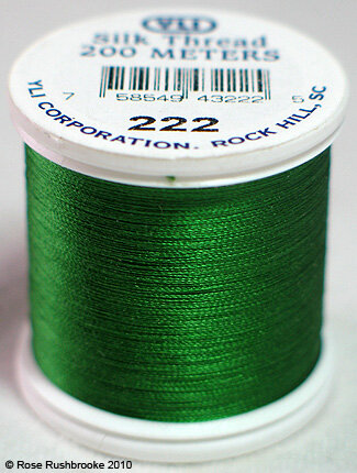 YLI SILK Thread &nbsp;200 meter- 202-10-222-SILK geschikt voor hand appliqu&eacute;. The 100wt thread is dun garen welke verdwijnt in de stof. 200 meter op de spoel 
