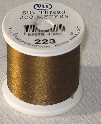 YLI SILK Thread &nbsp;200 meter- 202-10-223-SILK geschikt voor hand appliqu&eacute;. The 100wt thread is dun garen welke verdwijnt in de stof. 200 meter op de spoel en 100% pure filament silk. 