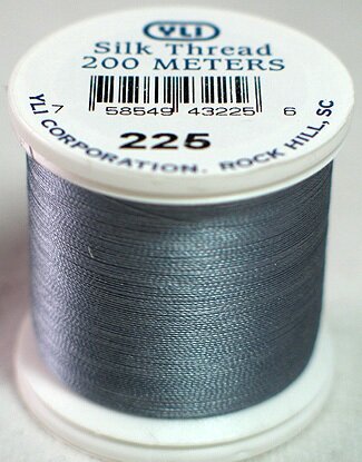 YLI SILK Thread &nbsp;200 meter- 202-10-225-SILK geschikt voor hand appliqu&eacute;. The 100wt thread is dun garen welke verdwijnt in de stof. 200 meter op de spoel en 100% pure filament silk.