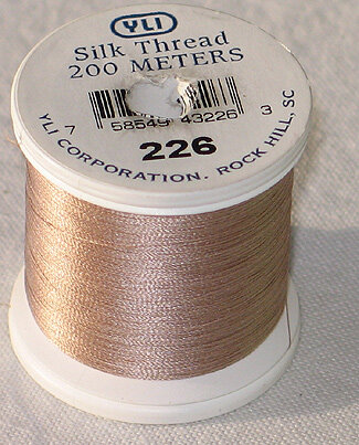 YLI SILK Thread &nbsp;200 meter- 202-10-226-SILK geschikt voor hand appliqu&eacute;. The 100wt thread is dun garen welke verdwijnt in de stof. 200 meter op de spoel en 100% pure filament silk