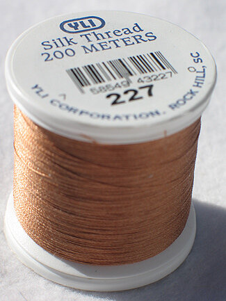 &nbsp;YLI SILK Thread &nbsp;200 meter- 202-10-227-SILK geschikt voor hand appliqu&eacute;. The 100wt thread is dun garen welke verdwijnt in de stof. 200 meter op de spoel en 100% pure filament silk.