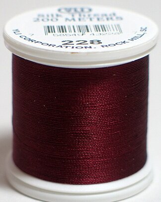 &nbsp;YLI SILK Thread &nbsp;200 meter- 202-10-228-SILK geschikt voor hand appliqu&eacute;. The 100wt thread is dun garen welke verdwijnt in de stof. 200 meter op de spoel en 100% pure filament silk.