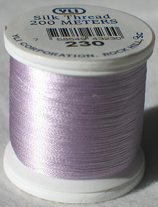 &nbsp;YLI SILK Thread &nbsp;200 meter- 202-10-230-SILK geschikt voor hand appliqu&eacute;. The 100wt thread is dun garen welke verdwijnt in de stof. 200 meter op de spoel en 100% pure filament silk.