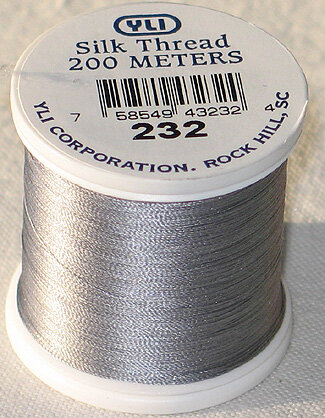 &nbsp;YLI SILK Thread &nbsp;200 meter- 202-10-232-SILK geschikt voor hand appliqu&eacute;. The 100wt thread is dun garen welke verdwijnt in de stof. 200 meter op de spoel en 100% pure filament silk.