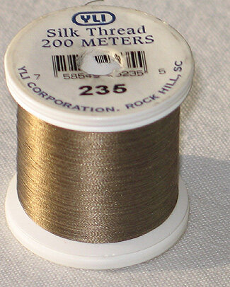 &nbsp;YLI SILK Thread &nbsp;200 meter- 202-10-230-SILK geschikt voor hand appliqu&eacute;. The 100wt thread is dun garen welke verdwijnt in de stof. 200 meter op de spoel en 100% pure filament silk.
