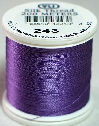 &nbsp;YLI SILK Thread &nbsp;200 meter- 202-10-243-SILK geschikt voor hand appliqu&eacute;. The 100wt thread is dun garen welke verdwijnt in de stof. 200 meter op de spoel en 100% pure filament silk.