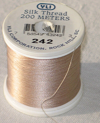 &nbsp;YLI SILK Thread &nbsp;200 meter- 202-10-242-SILK geschikt voor hand appliqu&eacute;. The 100wt thread is dun garen welke verdwijnt in de stof. 200 meter op de spoel en 100% pure filament silk.