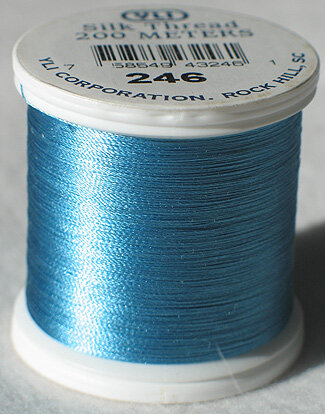 &nbsp;YLI SILK Thread &nbsp;200 meter- 202-10-246-SILK geschikt voor hand appliqu&eacute;. The 100wt thread is dun garen welke verdwijnt in de stof. 200 meter op de spoel en 100% pure filament silk.