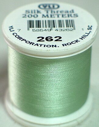 &nbsp;YLI SILK Thread &nbsp;200 meter- 202-10-262-SILK geschikt voor hand appliqu&eacute;. The 100wt thread is dun garen welke verdwijnt in de stof. 200 meter op de spoel en 100% pure filament silk.