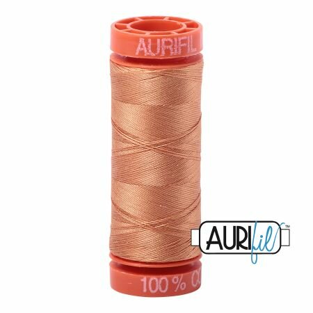 2210 - Aurifil garen in dikte 50.  (oranje klos) -  Dit 100% katoenen garen is ideaal om mee te Appliqueren,  zowel met de hand als machinaal.  Elk klosje bevat 200 meter