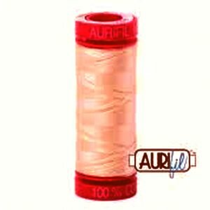 2205 - Aurifil garen in dikte 50.  (oranje klos) -  Heel licht pink.Dit 100% katoenen garen is ideaal om mee te Appliqueren,  zowel met de hand als machinaal.  Elk klosje bevat 200 meter