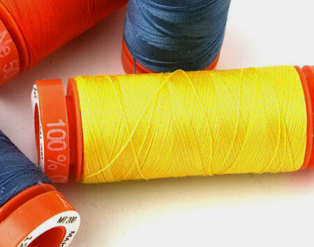 2120 - Aurifil garen in dikte 50.  (oranje klos) -  Dit 100% katoenen garen is ideaal om mee te Appliqueren,  zowel met de hand als machinaal.  Elk klosje bevat 200 meter Helder geel.