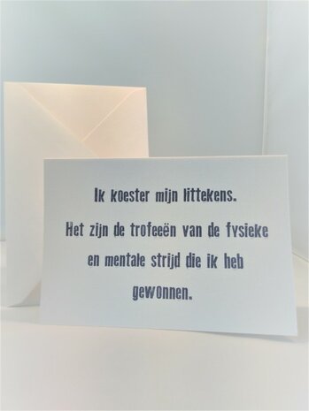 Deze prachtige spreuk zo bijzonder origineel :  Ik koester mijn littekens. Formaat 11,5 x 17 cm gevouwen. 300 grams geschept en gevergeerd papier.  Met bijpassende envelop.