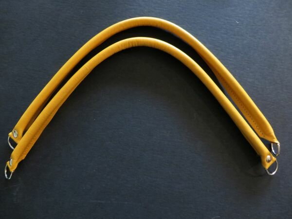 Leren tashengsels - met D ring 60 cm. dit is de totale lengte incl. de D ring. De kleur is Okergeel