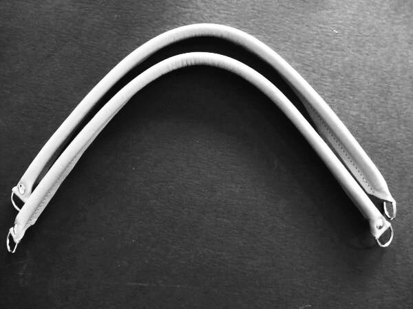 Leren tashengsels - met D ring 60 cm. dit is de totale lengte incl. de D ring. De kleur is Wit.
