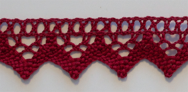  Lace - Broderie Barn Red -  20 mm - 33218/555