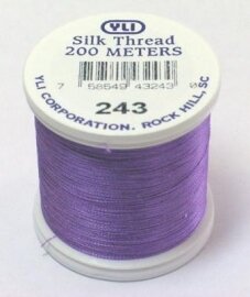 &nbsp;YLI SILK Thread &nbsp;200 meter- 202-10-243-SILK geschikt voor hand appliqu&eacute;. The 100wt thread is dun garen welke verdwijnt in de stof. 200 meter op de spoel en 100% pure filament silk.