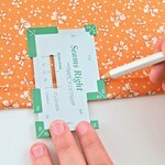 Clover - Seams Right - CL-SR-9507 -  Seams right  is een snel en eenvoudig hulpmiddel voor het markeren van naadtoeslagen. Het heeft ook een sleuf voor het markeren van knoopsgaten en is erg handig voor het ontwerpen van patronen. Het is ven metaal.