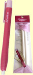 SEWLINE - Fabric Eraser Refills - SEWLINE-ERASER-REFILLS. REFILLS x 2 stuks - De getekende lijnen eenvoudig wegstuffen, De penhouder heeft een clip aan het eind hier druk je op om de stift te verlengen .