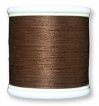 YLI Soft Touch - 100% Long Staple Cotton Quilting Thread. 250 Yards. is 60/2 ply Extra Long Staple Egyptian Cotton een soepele draad Gechikt voor Applique en het in elkaar naaien van een quilt, kan ook als spoeldraad gebruikt worden op de naaimachine.. Ook geschikt voor borduren op de naaimachine