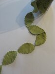 Band van imitatie dun suede blaadjes groen De blaadjes zijn 5 cm x 3 cm breed